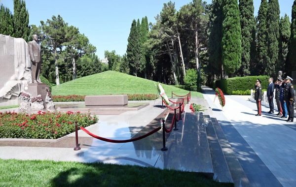 Müdafiə naziri Fəxri Xiyabanda və Zəfər parkında olub