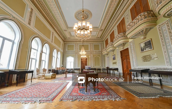 Parlamentin təntənəli açılışının olduğu, bayrağın qəbul edildiyi tarixi binadan REPORTAJ