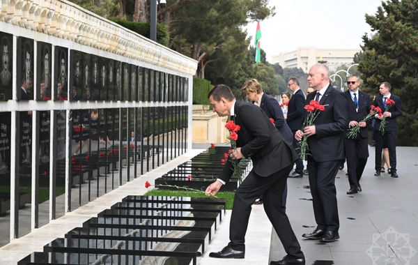 Latviya Prezidenti Şəhidlər xiyabanını ziyarət edib