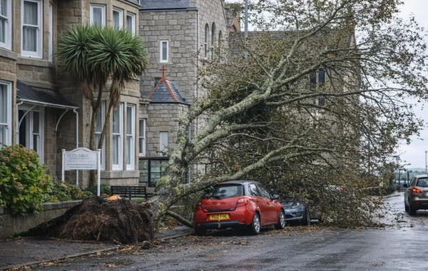 Britaniyada Boelo fırtınası 57 mindən çox evi işıqsız qoyub