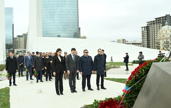 İqtisadiyyat Nazirliyinin kollektivi Zəfər parkını ziyarət edib