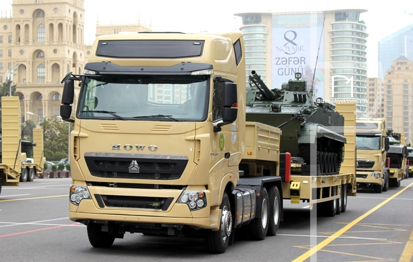 В Баку прошел марш военнослужащих в честь Дня Победы