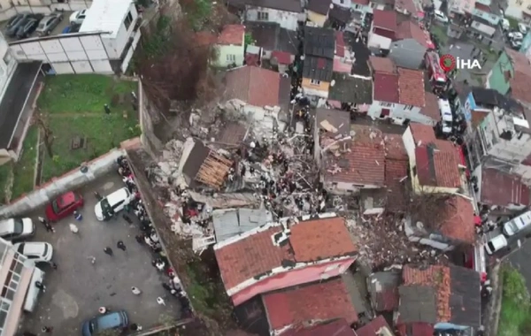 İstanbulda iki bina birdən çökdü