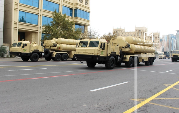 В Баку прошел марш военнослужащих в честь Дня Победы