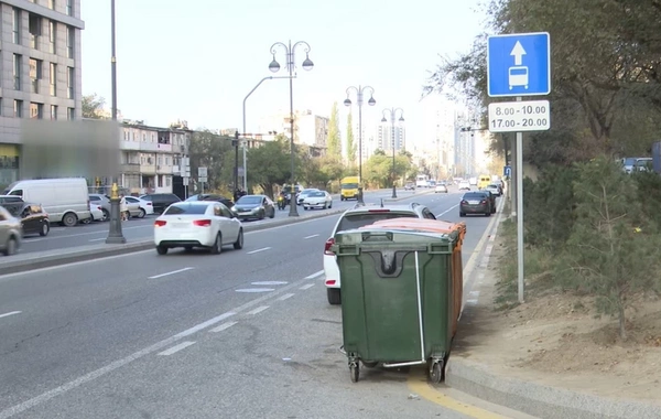 Коммунальный бунт в Баку: мусорные баки захватили автобусную полосу