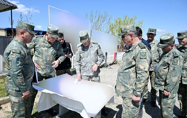 Zakir Həsənov azad edilən ərazilərdə hərbi hissələrdə görülən işlərlə tanış olub