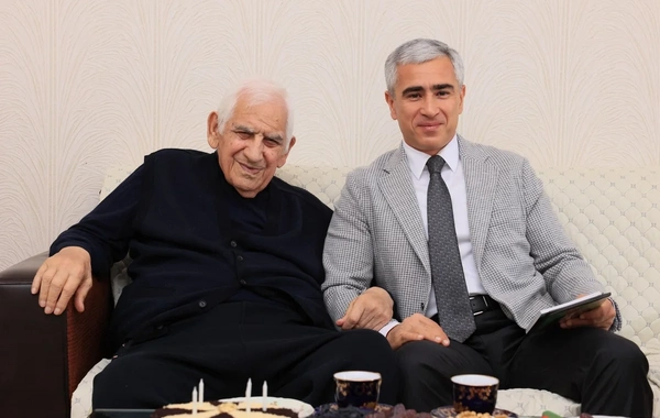 Anar Ələkbərov Xalq şairi Nəriman Həsənzadəni evində ziyarət edib