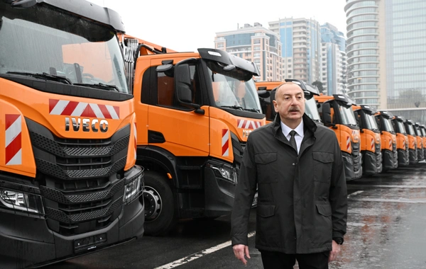 İlham Əliyev Bakıda kommunal xidmət göstərəcək nəqliyyat vasitələri ilə tanış olub