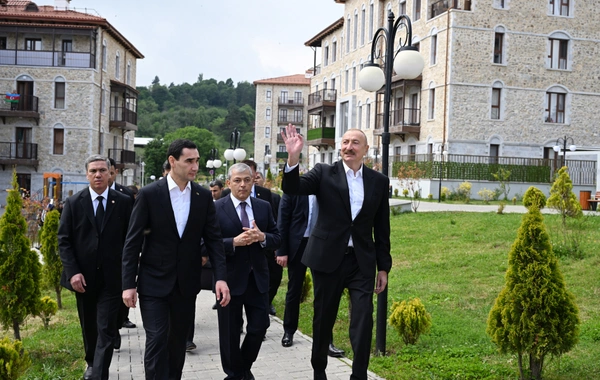İlham Əliyev və Sərdar Berdiməhəmmədov Şuşa şəhərində inşa edilmiş birinci yaşayış kompleksində olublar