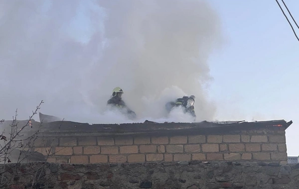 Gəncədə bir-birinə bitişik evlərdə baş verən YANĞIN SÖNDÜRÜLDÜ