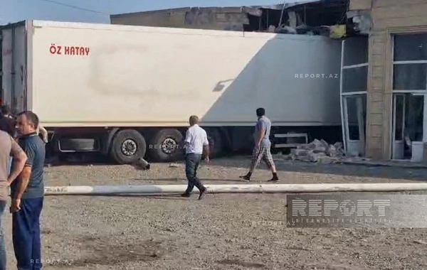 Серьезное ДТП на трассе Баку-Газах: грузовик врезался в придорожное здание