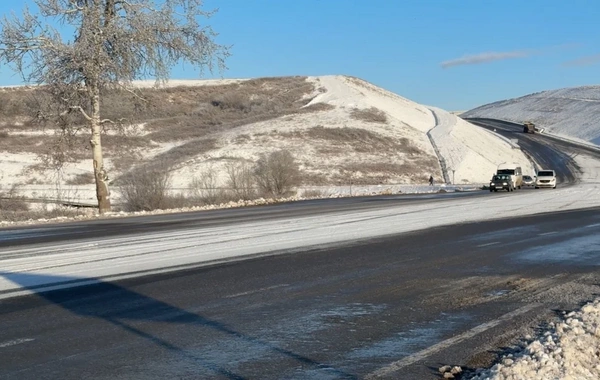 Некоторые участки дороги Баку - Шамахы - Евлах покрылись льдом: зафиксировано ДТП