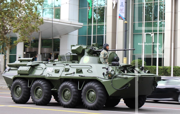 В Баку прошел марш военнослужащих в честь Дня Победы