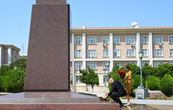 İlham Əliyev Ümummilli Liderin Naxçıvan şəhərinin mərkəzində ucaldılan abidəsini ziyarət edib