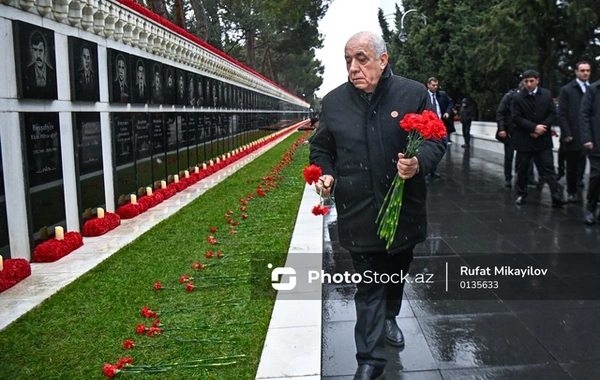 Dövlət rəsmiləri  20 Yanvar - Ümumxalq Hüzn Günü ilə bağlı Şəhidlər xiyabanını ziyarət ediblər