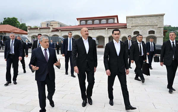 Prezidentlər Şuşada Azərbaycanın tanınmış şəxsiyyətlərinin işğal dövründə güllələnmiş büstlərinə baxıblar