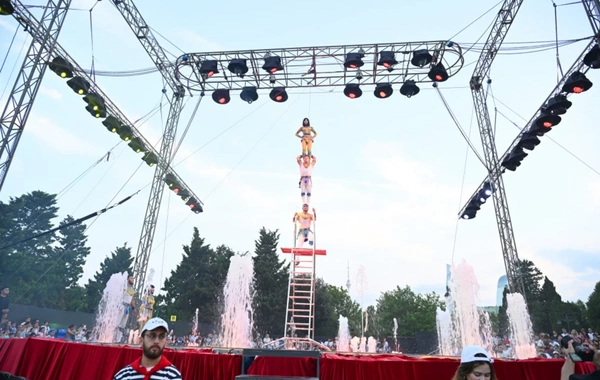 Leyla Əliyeva və Arzu Əliyeva "CandyFest" yay festivalını ziyarət edib və "Sehrli mirvari" su sirki şousunu izləyiblər