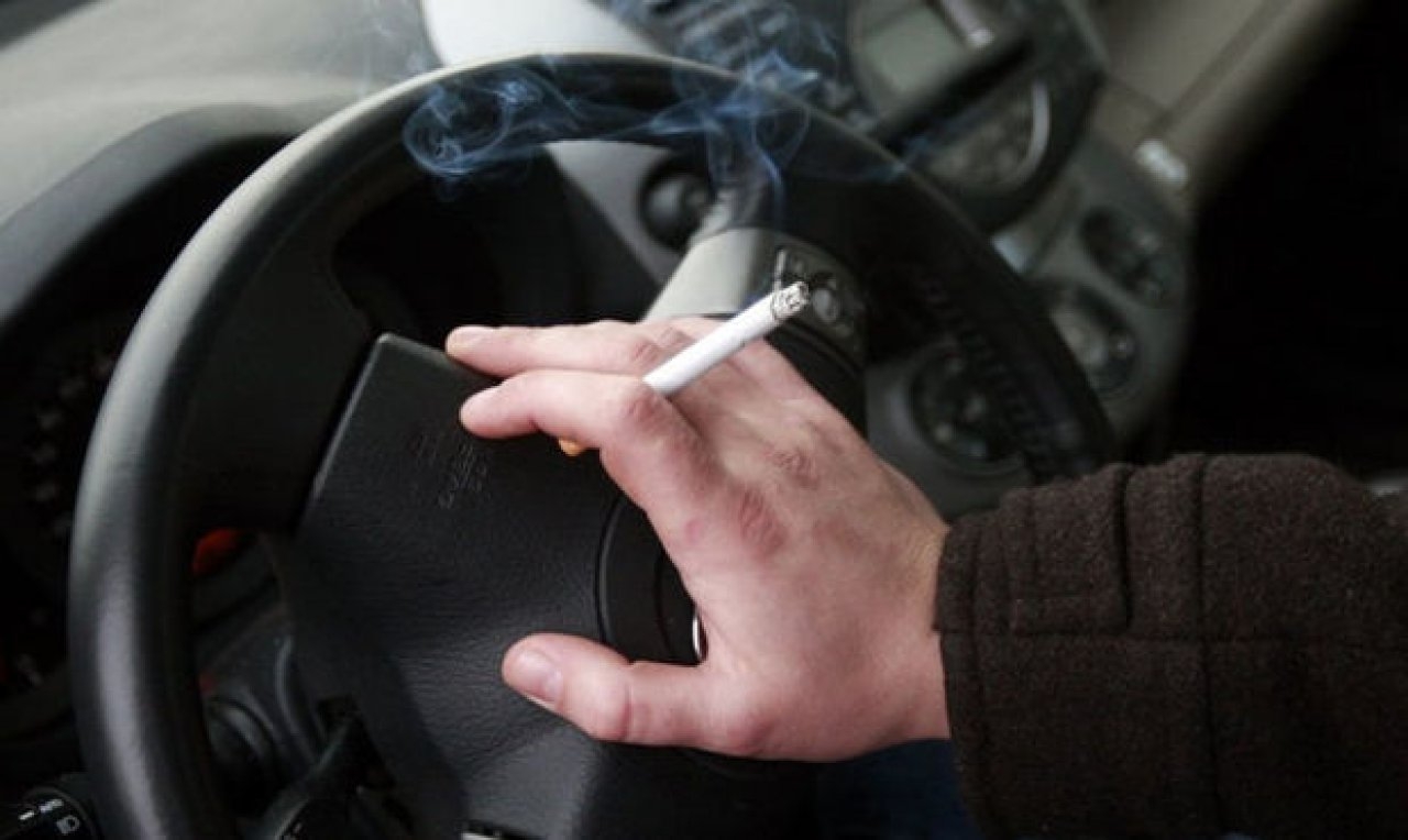 Можно курить в машине. Курение в авто. Курит в машине. Прокуренный салон машины. Курят в салоне машины.