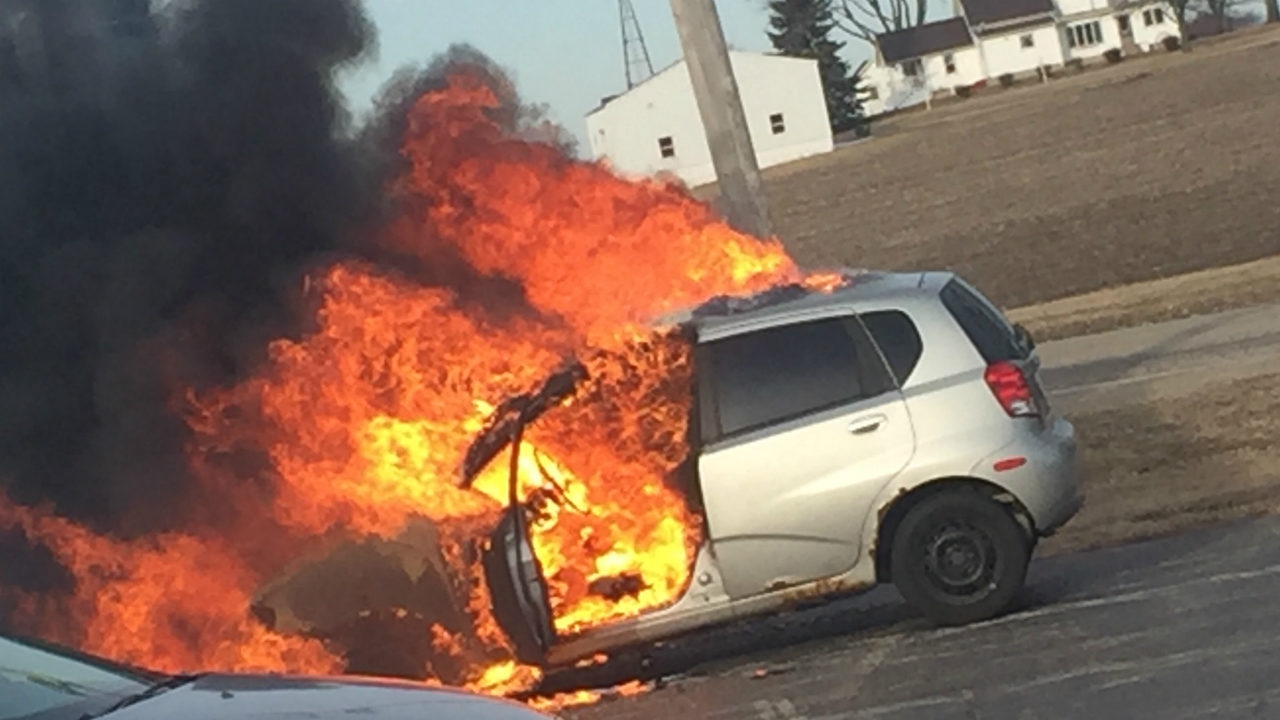 DƏHŞƏT! Hərəkətdə olan avtomobil alışıb yandı