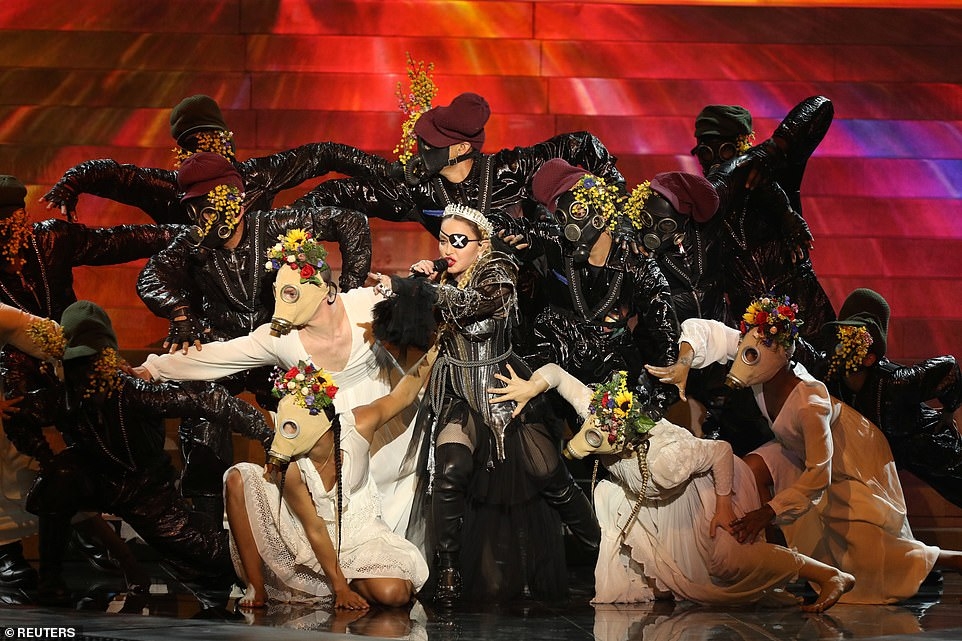Madonna “Eurovision"dakı bayraq mesajı ilə dünya gündəminə damğa vurdu