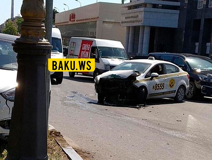 Bakıda məşhur taksi şirkətinin avtomobili qəzaya düşdü