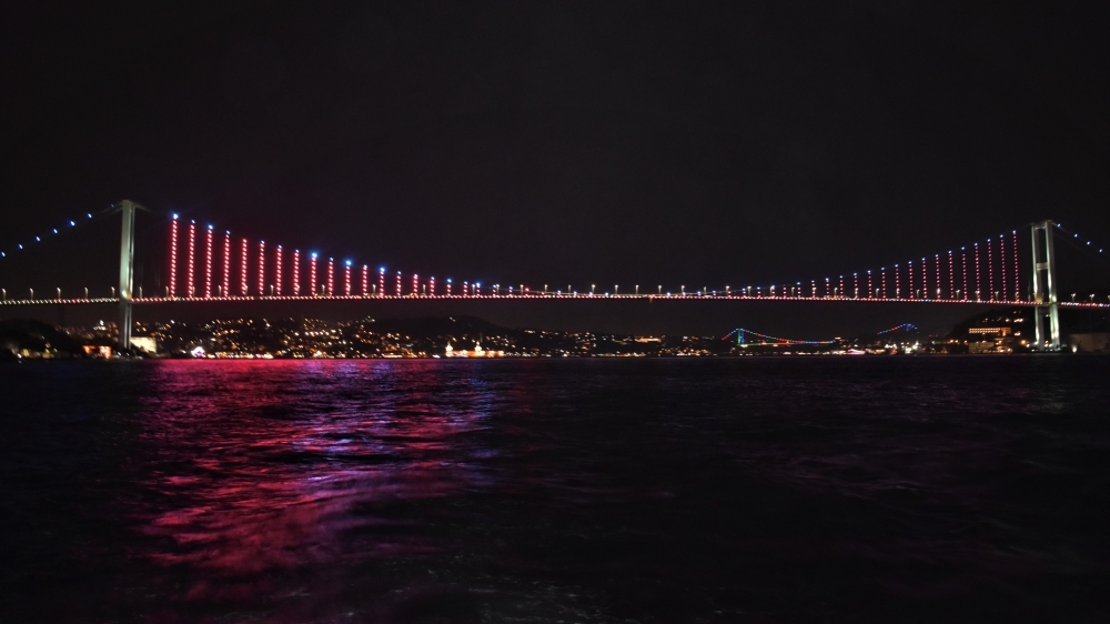 İstanbulda üç körpü Azərbaycan bayrağının rənglərində işıqlandırılıb - VİDEO