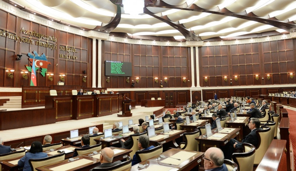 Deputatların etirazı təhsil müəssisələri üçün pulu cəmi 1000 manat azaltdı