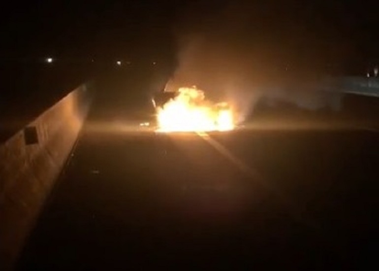 Bakı-Astara yolunda avtomobil yanıb kül oldu - VİDEO