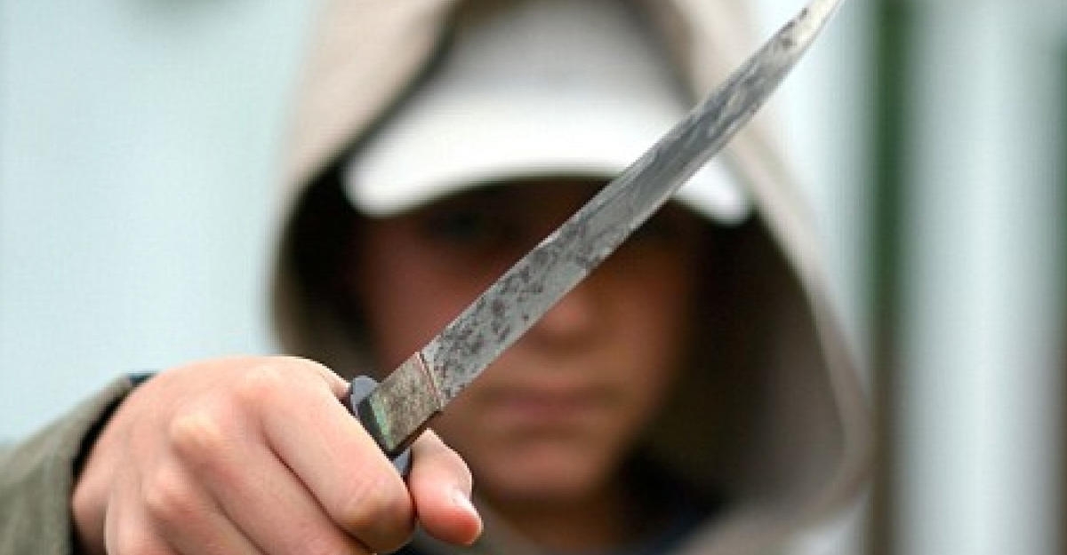 16 yaşlı yeniyetmə anasına “balam” deyən kişini bıçaqlayıb