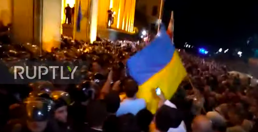 Gürcüstanda etirazçılar Ukrayna bayrağı ilə Parlamentə hücum edir - VİDEO