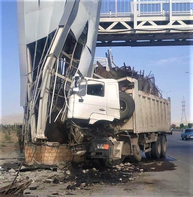 Bakı-Qazax yolunda yük maşını piyada körpüsünə çırpıldı – VİDEO