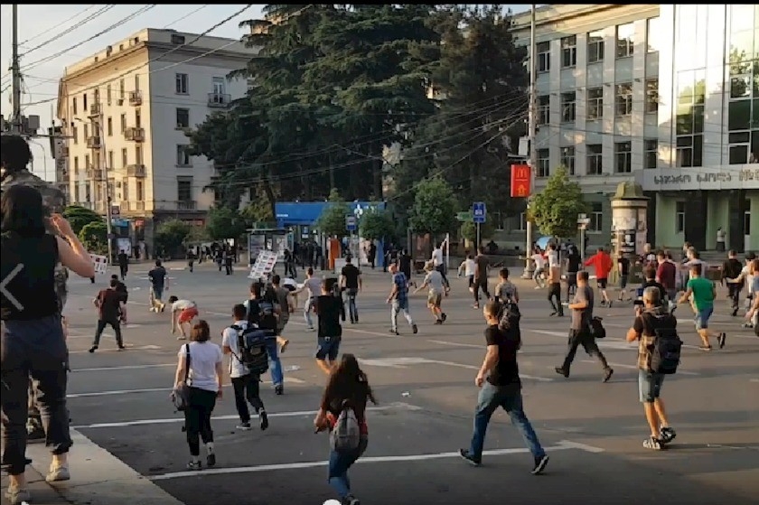 Tbilisinin mərkəzi küçələri etirazçılardan tam təmizlənib