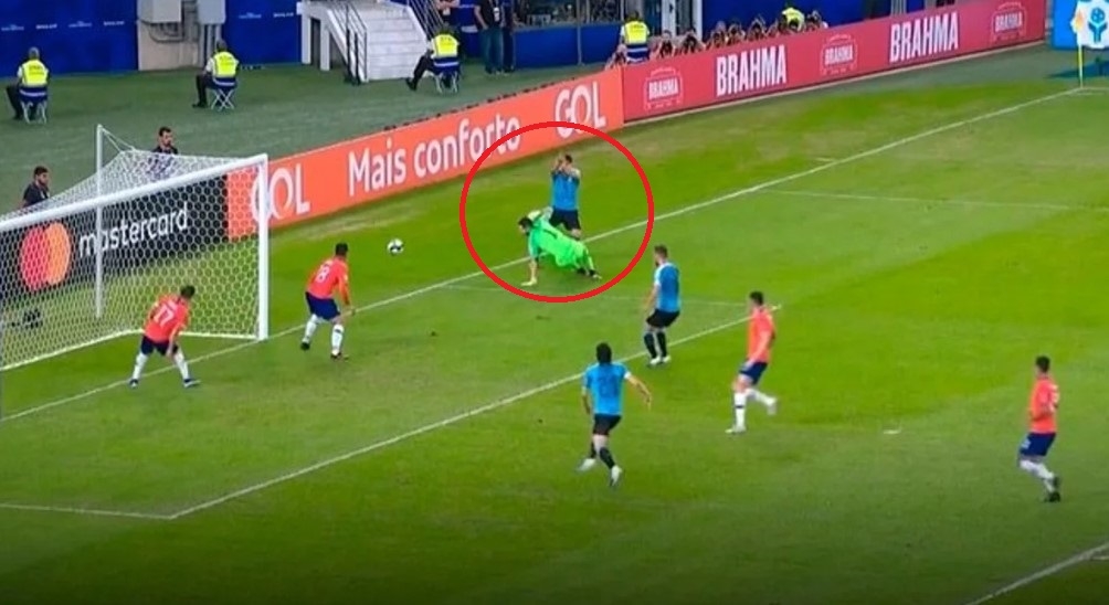 Top qapıçının əlinə dəydi, Suarez penalti istədi - Güldürən reaksiya (VİDEO)