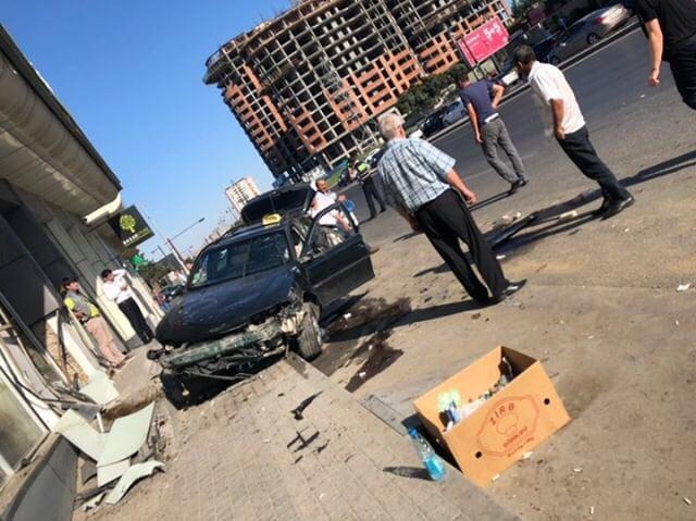 Bakıda QƏZA - Avtomobil "Bazarstore" mağazasına çırpıldı – VİDEO