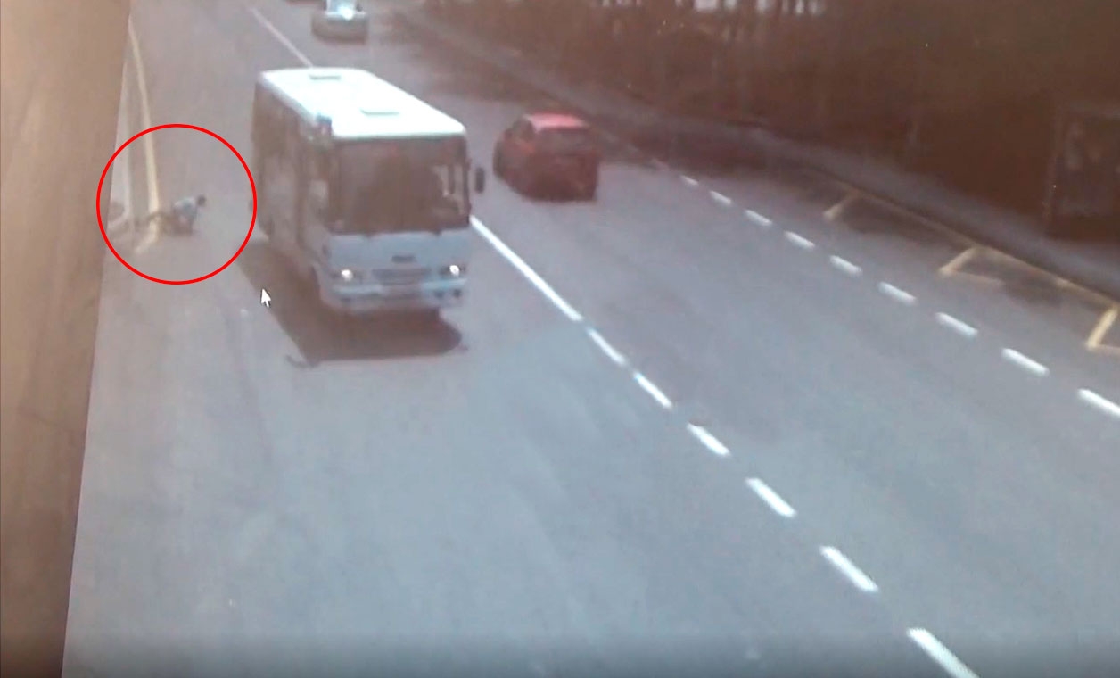 Avtobus velosiped sürən uşağı vurdu - BAKIDA DƏHŞƏTLİ GÖRÜNTÜLƏR – VİDEO