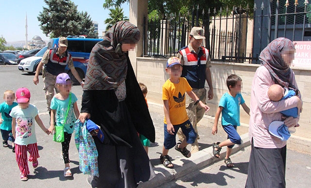 İŞİD-çi rus qadınlar uşaqları ilə birlikdə saxlanıldı