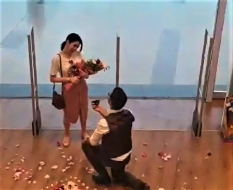 "Ganjlik Mall"da sürpriz evlilik təklifi - bu VİDEO izlənmə rekordu qırır