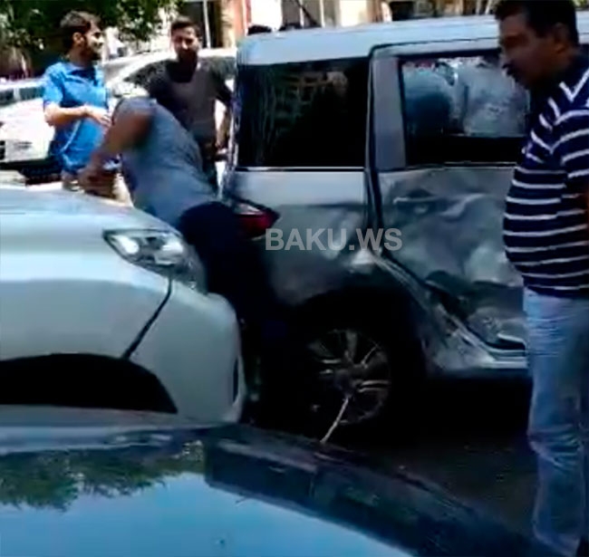 Bakıda universitet qarşısında qəza - Taksi “Prado”nu vurdu (VİDEO)