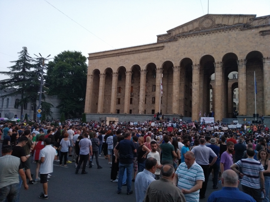 Gürcüstan parlamentinin binası qarşısında yenidən aksiya keçirilib