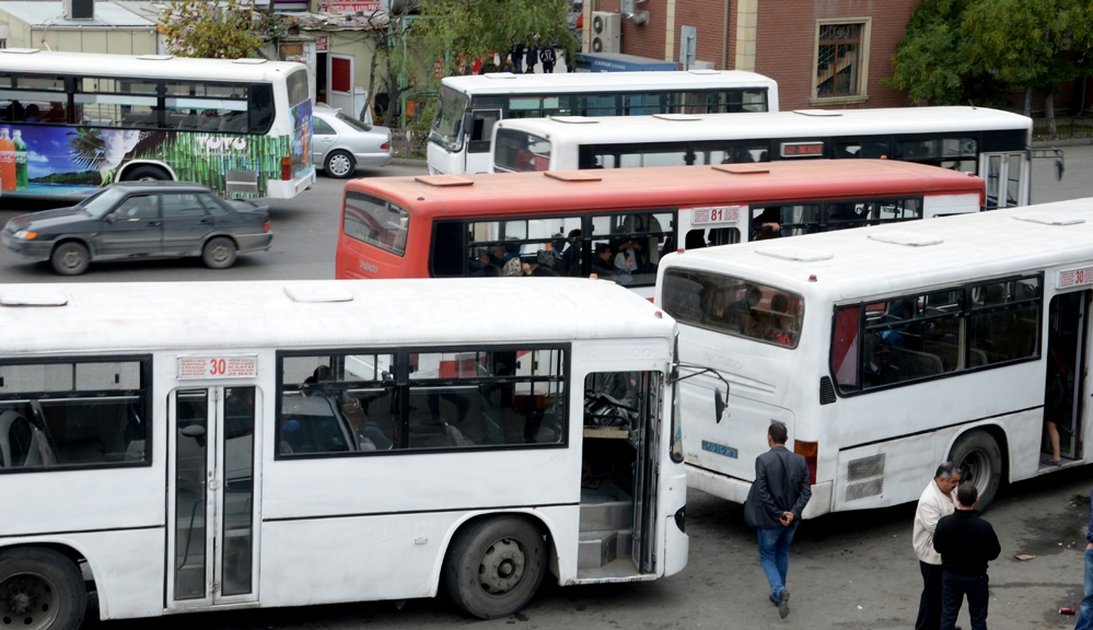 Bakı sakinləri avtobuslarda gediş haqqının aşağı salınmasını TƏLƏB EDİRLƏR