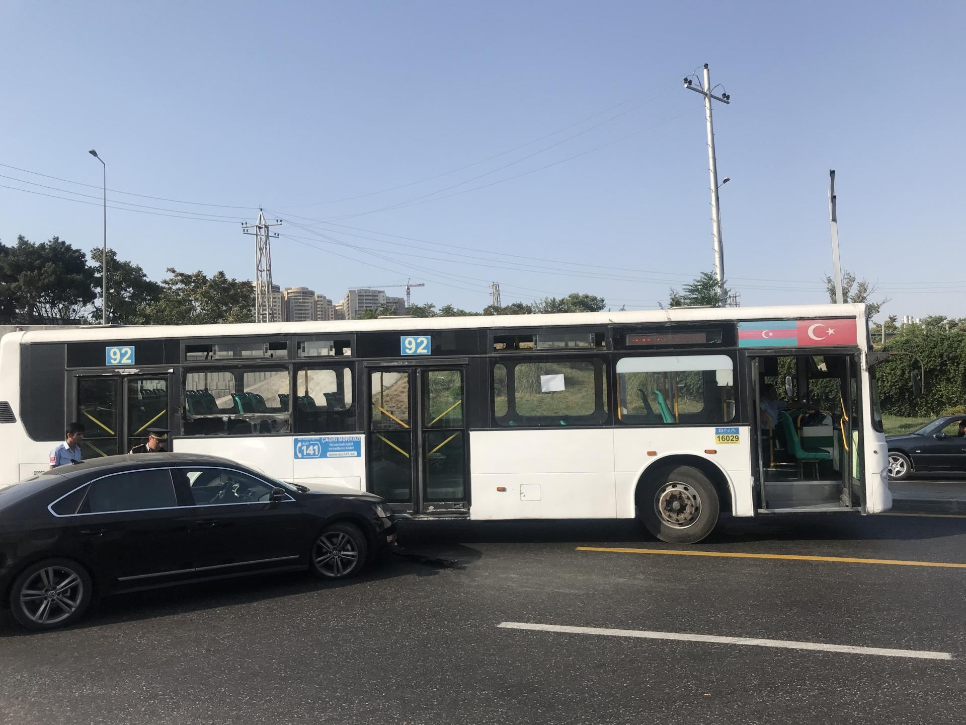 Avtobus qəza törətdi – Hərəkət iflic oldu – FOTO
