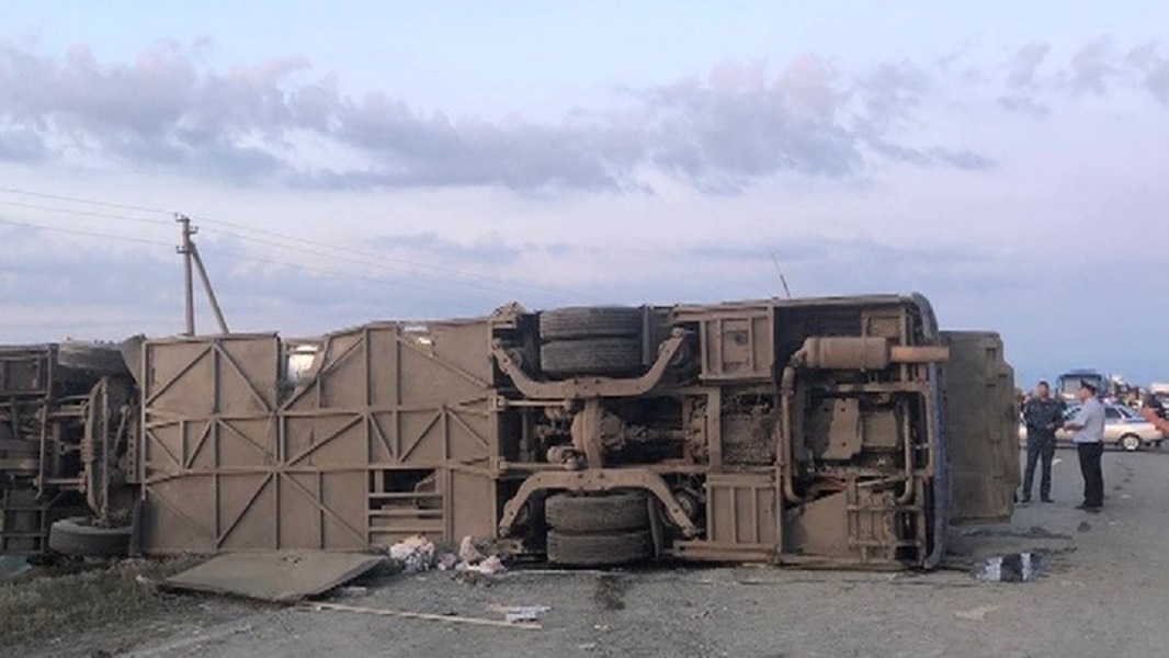 Rusiyada yatan "Kamaz" sürücüsü yük maşınını avtobusa çırpdı - VİDEO