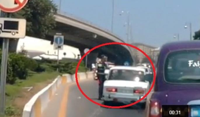 “Jiquli” tıxacda xarab oldu, yol polisi təmir etdi – VİDEO