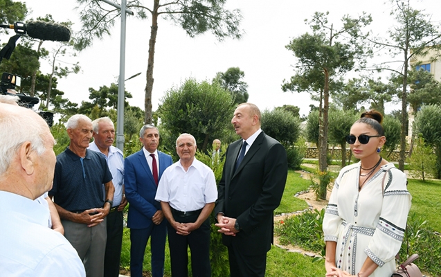 Dövlət başçısı “Mirvari” parkda sakinlərlə görüşüb (FOTO)