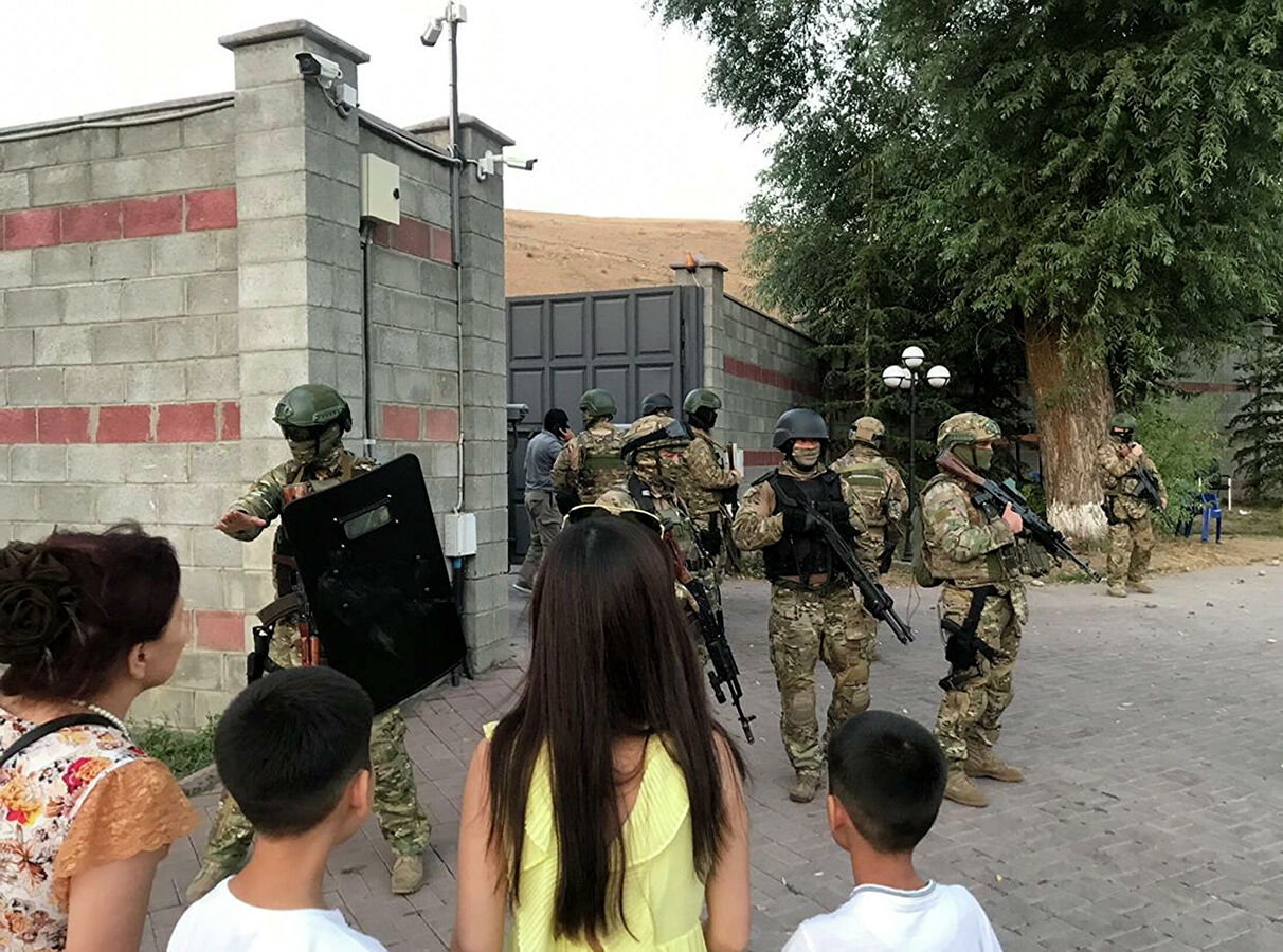 Xüsusi təyinatlılar Atambayevi iqamətgahından çıxara bilmədi - VİDEO