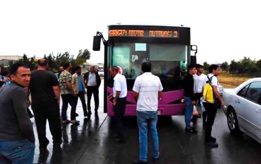 Avtobus sürücüsü sükan arxasında öldü - VİDEO