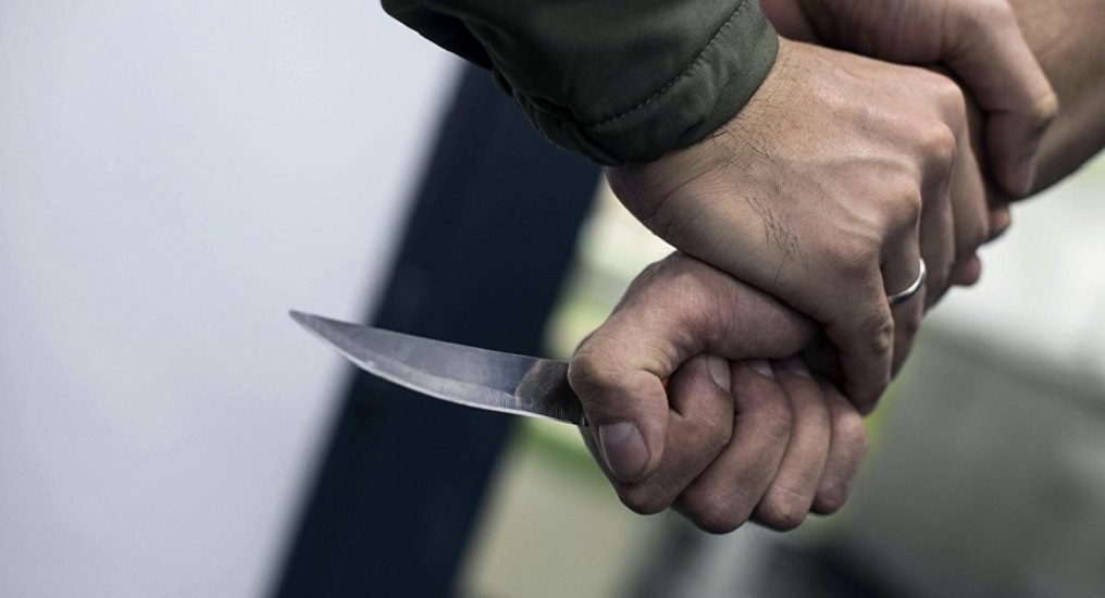 18 yaşlı gənc borca görə dostunu bıçaqladı