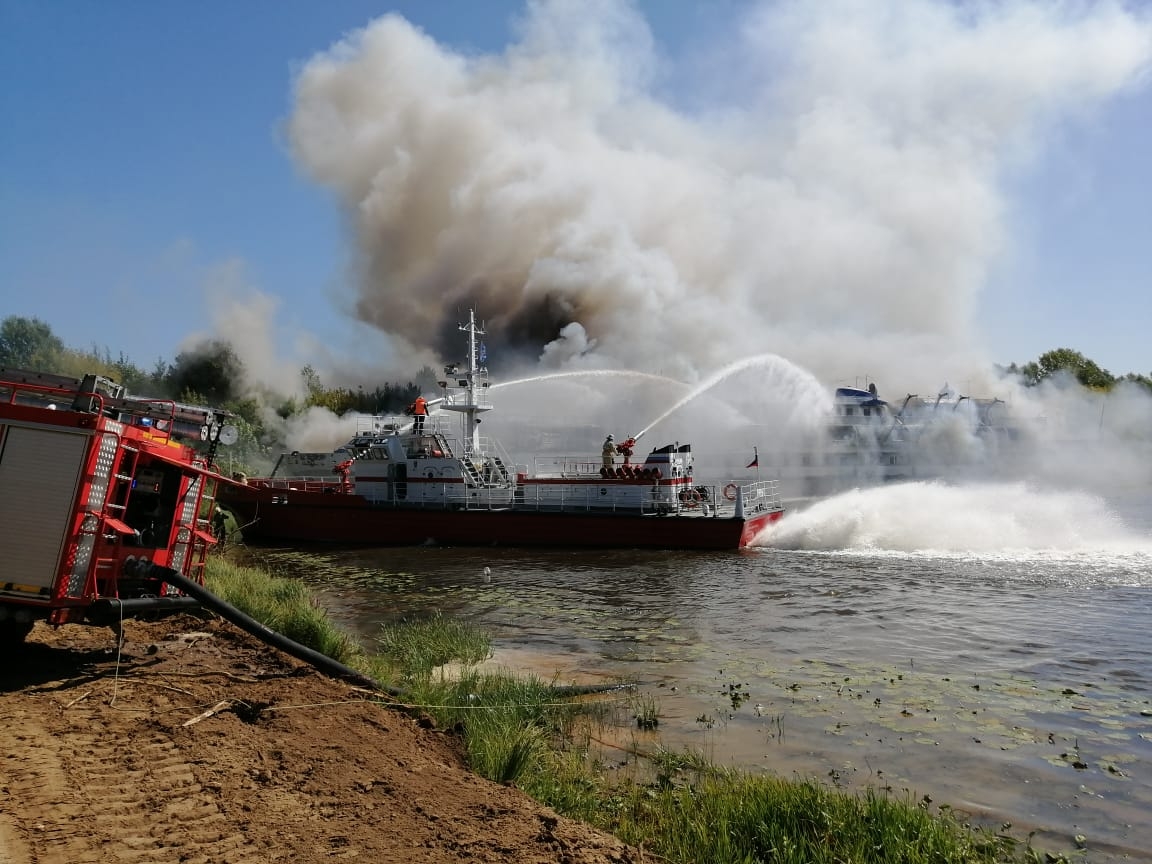 Rusiyanın Volqa çayında gəmisi yanıb - VİDEO