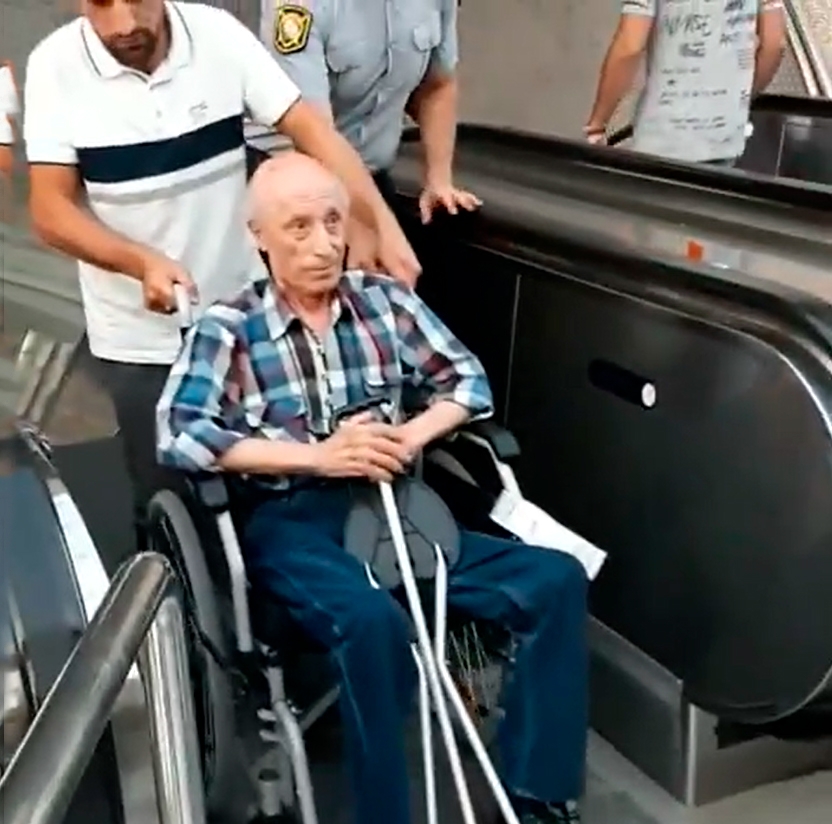 Bakı metrosunda polisdən alqışalayiq hərəkət - VİDEO