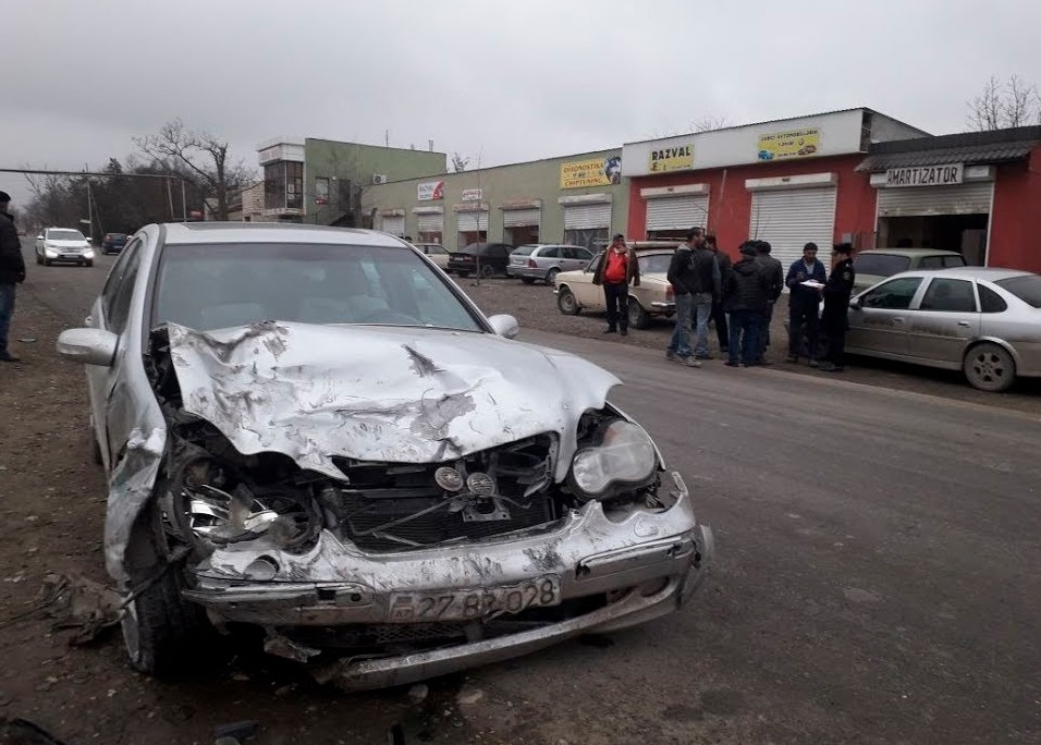 Bakıda “Mercedes” dəmir maneəyə çırpıldı - 2 qadın yaralandı
